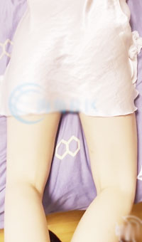 和宝贝在床上嘻嘻打闹，兽性大发之下强行直接内射了宝贝女儿