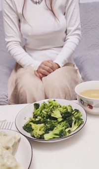 农村光棍傻弟弟勾引亲嫂子强行扒裤子内射