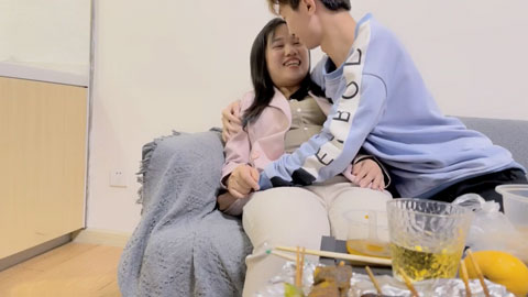 迷妹推荐--万人血书返场良家珠宝女，烧烤加啤酒，肥美鲍鱼一线天，许久没操