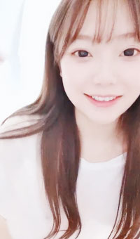 初恋般的感觉，超级清纯完美身材女神，坚挺白嫩美乳，白色丝袜跳蛋震穴，嘴里含着牛奶嘴角流出