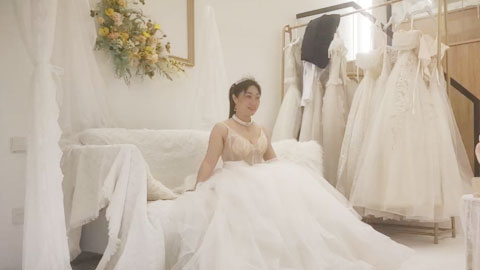 迷妹推荐--和骚女婚纱店里操逼，穿上婚纱先拍照再开干，大屁股后入爆操