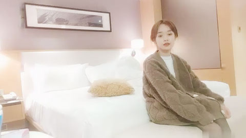 迷妹推荐--车模闺蜜长相甜美气质萌妹啪啪，苗条身材穿上黑丝口交上位骑坐抽插呻吟