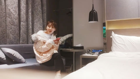 迷妹推荐--漂亮小少妇 你要温柔一点 后面太大了吃不消 啊太痛了我退你钱 被大鸡吧持续大力输出痛的操哭了