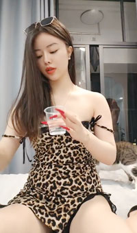 闷骚御姐!变成眼镜骚妇，骚舞自慰调教男奴超刺激!