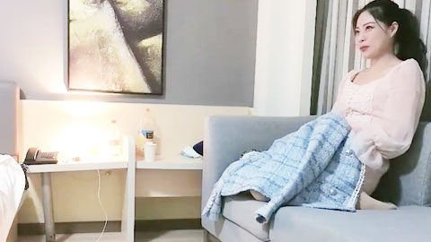 迷妹推荐--绿帽淫妻3P老婆_老公别扣逼我不骚了痛死了他搞我屁眼都外翻了你也不心疼我！