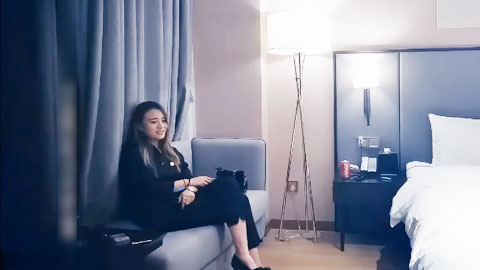 迷妹推荐--这个御姐很会打扮一身修身黑衣约到酒店前凸后翘肉体立马让人冲动脱光光穿上开档黑丝啪啪猛力操穴