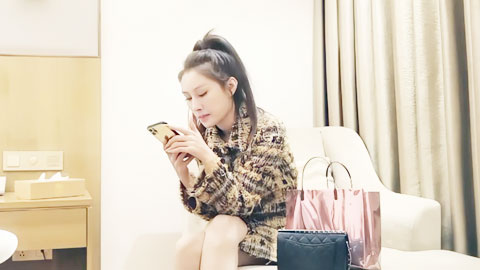 迷妹推荐--深夜场高马尾颜值美女，穿上情趣装撅屁股卖力口交，床边后入猛操娇喘不断