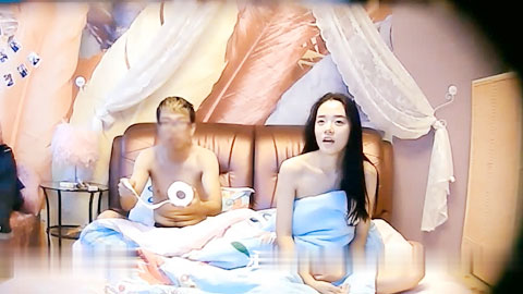 迷妹推荐--黑客破解偷拍大学城附近酒店大长腿美女和男友约会_猥琐男好好研究美女鲍鱼再打炮