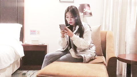 迷妹推荐--酒店约兼职妹偷拍中途来电话鸡巴软了撸了很久很难再硬