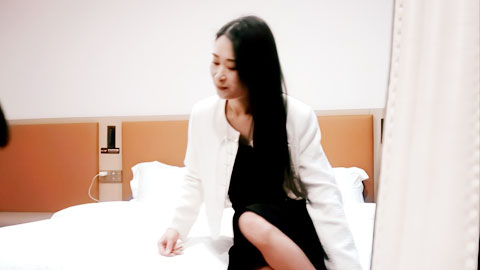 迷妹推荐--深夜酒店上门，24岁江苏美女来访，大长腿肤白貌美，温柔配合怎么操都行