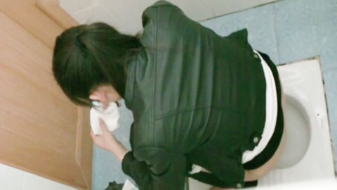 潜入某大学校园闯入女厕独占一个坑位隔板缝上下连续偸拍多位学妹拉屎撒尿有几个妹子的BB长得真不错