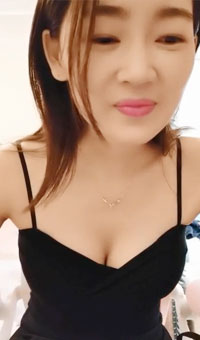 身材苗条_骚货美少妇_椅子上露奶漏逼诱惑_阴毛旺盛_摩擦阴蒂揉出水