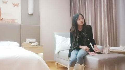 迷妹推荐--高品质外围美女 手伸进牛仔裤一顿操作，操的妹子多瘫软了