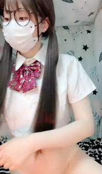 JK制服白丝青春双马尾眼睛妹宿舍偷偷直播_展示酥胸粉穴