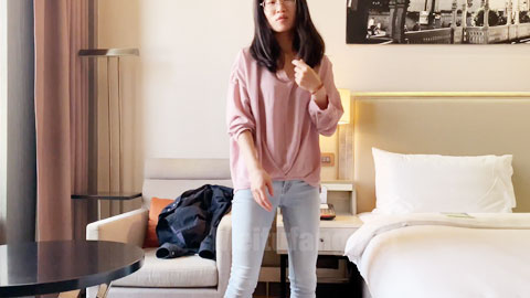 迷妹推荐--约炮24岁诊所工作良家人妻骚婊说肉棒比她老公的大无套内射对话多超刺激