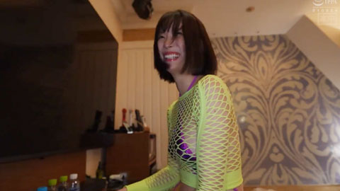 HMN_716_在夜店被美乳正妹挑逗誘惑拖進密室，翹臀瘋狂搖晃，爽到中出內射停不下來_美谷朱音_002