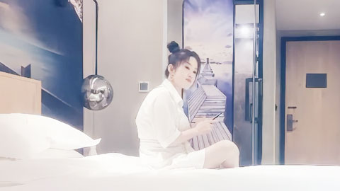 迷妹推荐--双飞两个东北开朗嫩妞，一个丸子头极品大奶，一个长发好身材，激情双飞轮着搞太刺激了