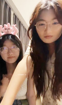 反差眼镜学生妹 带着闺蜜黄播，赚点生活费