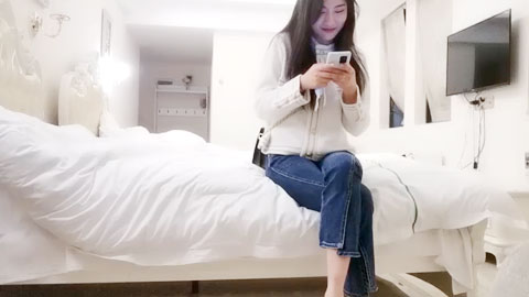 迷妹推荐--约操170CM大学生兼职美女，穿上黑丝极品美腿，服务周到舔蛋吸屌 ，主动骑乘套弄爆操