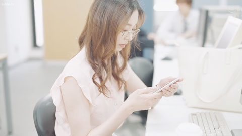 ADN_716_「口交不算出軌吧？」貞操觀念偏差的人妻上司，激烈口交讓我射在嘴巴裡_夏目彩春__001