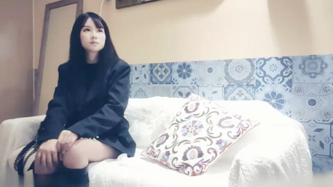 迷妹推荐--性感露肩装妹子，在沙发上操舌吻舔奶摸逼，特写抱起来抽插撞击啪啪啪