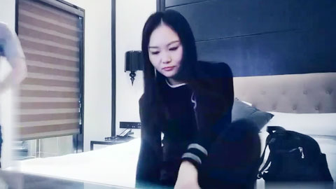 迷妹推荐--黑色外套肉肉少妇啪啪，舌吻摸逼口交骑乘后入抽插猛操