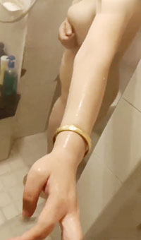 《绝对真实》乱伦妈妈计划70——跟妈妈一起洗澡第一次插入老妈屁股