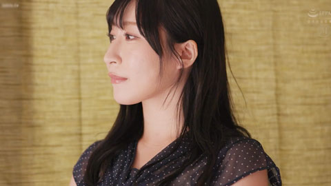 大汗淋漓的妻子用压倒性的臀部动作，让我不用动一下臀部就在她体内射精了_002