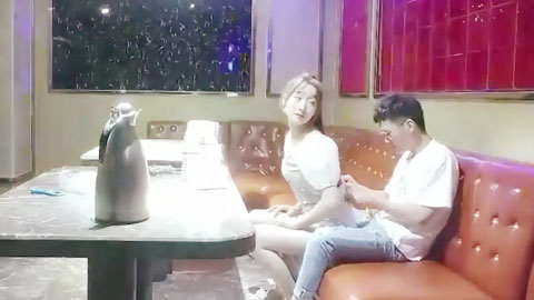 迷妹推荐--炮友KTV精虫上脑直接开干，无套内射