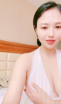 性感白色短裙！笑起来甜美