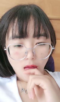 闷骚的良家小少妇，露脸被窝里跟狼友撩骚互动，慢慢展示开档丝袜，掰开给狼友看逼逼漏着骚奶子撩骚精彩刺激