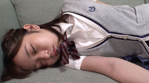 女小子睡眠强奸：我用安眠药让我厚脸皮的侄女清醒，在没有任何保护的情况下戏弄她的阴蒂，并在她无毛的阴户上使用中出活塞_001