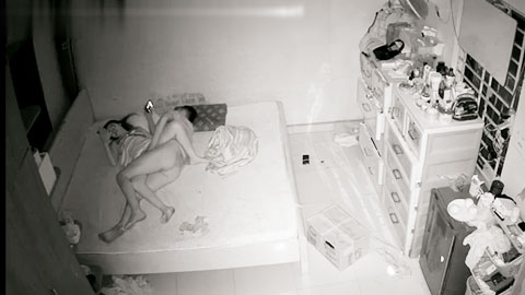 迷妹推荐--年轻情侣的性生活小哥一边手机看黄片学着招式干女友