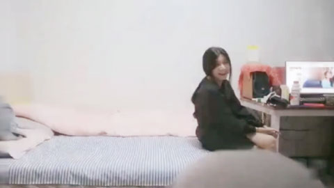 迷妹推荐--身材娇小的清纯妹子在被按摩棒玩弄后 抱起来猛插