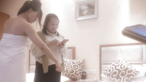 迷妹推荐--约一对夫妻交换，驾车到目的地，肉感骚熟女，穿上情趣装开操