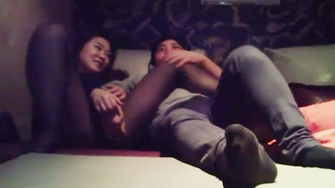 迷妹推荐--黑客迷你電影院包房偷放攝像頭偷拍多對一邊看電影一邊口活_親熱_啪啪的情侶