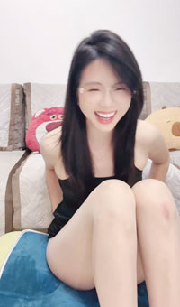 甜美高颜值女神，丝袜美腿白虎嫩穴，道具自慰