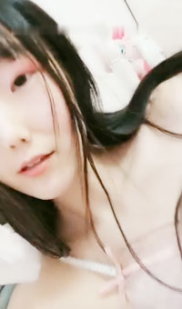 00后学生妹不务正业在家偷偷开黄播，极品身材苗条细腰白皙大奶，毛都没长齐的小嫩逼真是极品尤物