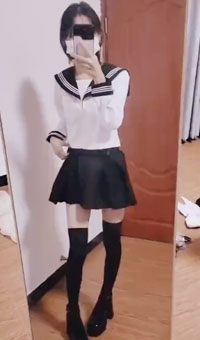 jk黑袜反差学生妹 蹲地上自慰高潮