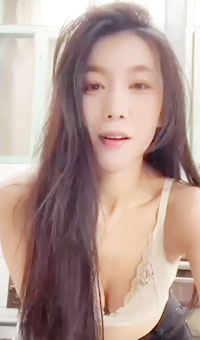 裸聊拿出遥控跳蛋插入骚穴被远程操作骚穴出水如喷泉，随后后入视角对着屏幕自慰抽插骚穴到高潮