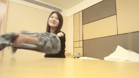 迷妹推荐--深夜场低端体验黑衣少妇啪啪，口交上位骑乘大力抽插猛操