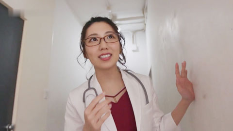 眼镜女主任培训两个新来 护士