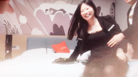 迷妹推荐--两小伙酒店约操坦克熟女，双洞齐开！