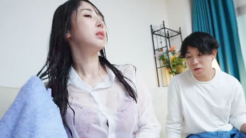 我被突降的暴雨淋湿…无法回家，就在深爱的发小家里留宿__001