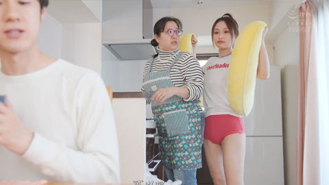 半年前和大叔再婚的大姐姐 无防备的丰满美尻 忍耐不住的后入中出_cut_001