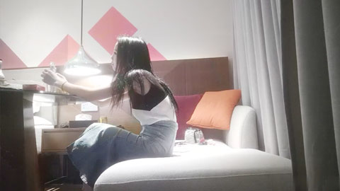 迷妹推荐--新聊的良家少妇，想要无套不愿意，买来套套继续操，大屌挺入骚女爽翻