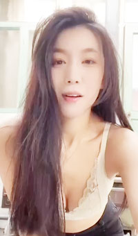 山东烟台莱州沙河，王木木烧烤店老板娘接受指令，没挡住金钱的诱惑，裸聊自慰，成功出圈。1