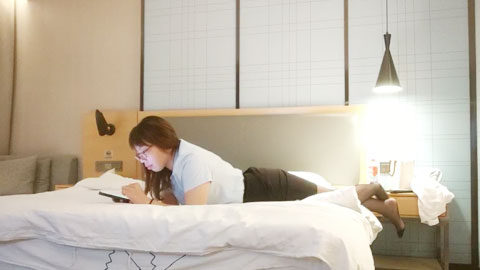 迷妹推荐--酒店约操眼镜骚女，肉感身材，张开双腿正入爆操