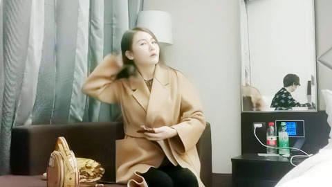 迷妹推荐--风衣长腿黑丝艳，套套险些被干破