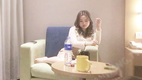 迷妹推荐--真心话大冒险推倒有男朋友的嫩妹，对白刺激